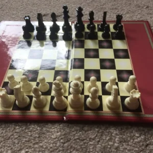 Beginners guide to chess with book and two sets of pieces - Image 8