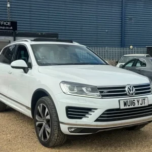 2016 Volkswagen Touareg R-Line Estate - Image 2