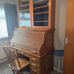 Solid oak writing bureau and chair - Image 4