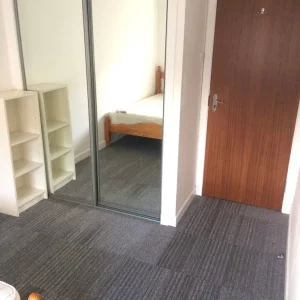 3 bed flat with mirror wardrobes and bike storage - Image 2