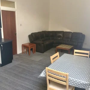 3 bed flat with mirror wardrobes and bike storage - Image 3