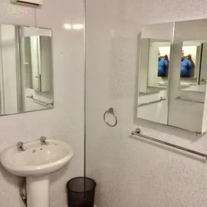 3 bed flat with mirror wardrobes and bike storage - Image 7