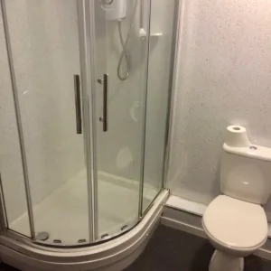 3 bed flat with mirror wardrobes and bike storage - Image 8