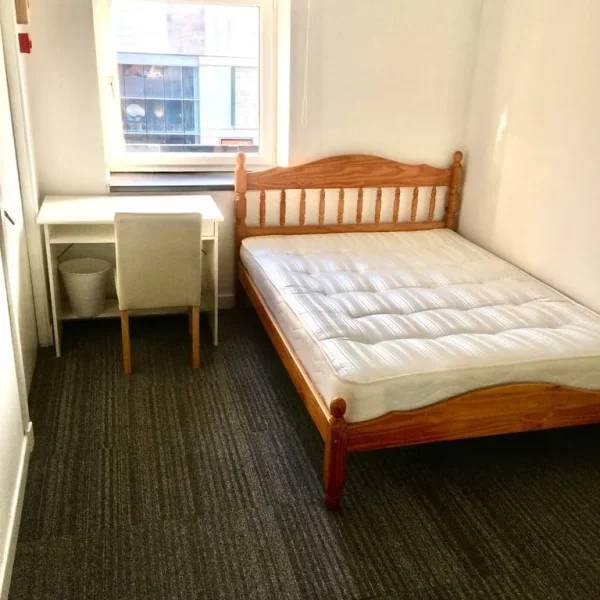 3 bed flat with mirror wardrobes and bike storage