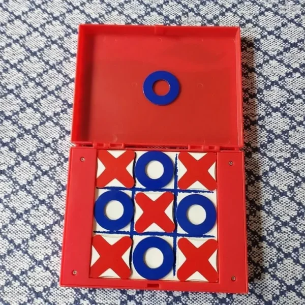 Travel Magnetic Noughts and Crosses