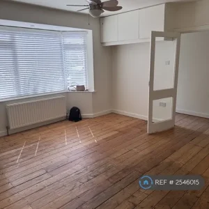 2 bedroom flat in Amesbury Avenue, SW2 - Image 3