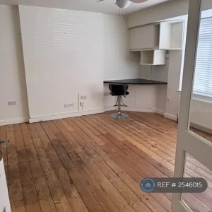 2 bedroom flat in Amesbury Avenue, SW2 - Image 5