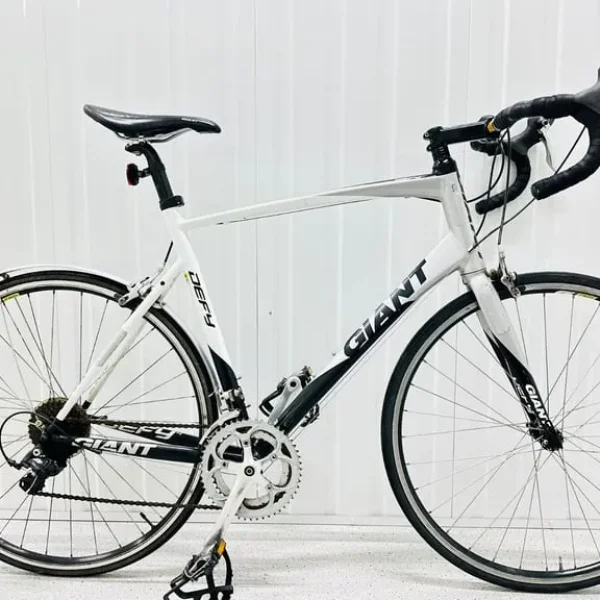 Giant Defy Sizs/XL Alloy Road Bike with 700c Wheels