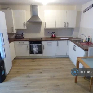 3 bedroom flat in Methuen Road (3 bed) - Image 8