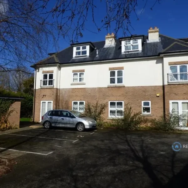 3 bedroom flat in Methuen Road (3 bed)