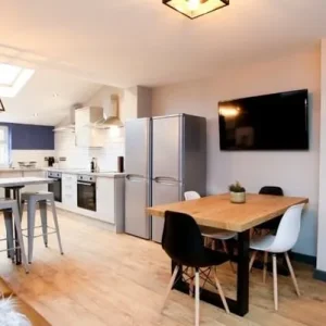 1 bedroom with en-suite, furnished, shared house - Image 2