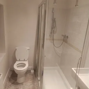 Ensuite with King Size bed - Image 2
