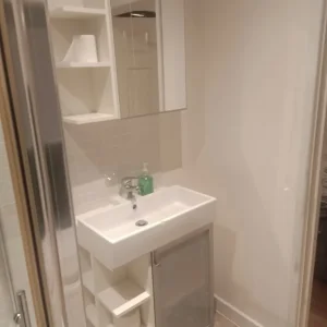 Ensuite with King Size bed - Image 3