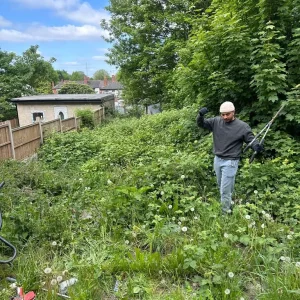 Garden gardener grass & fencing - Image 2