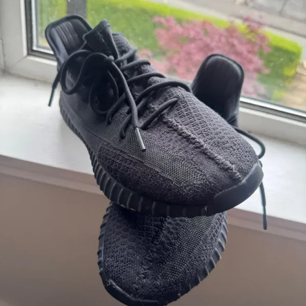 Yeezy Boost 350 V2 “Onyx” – Size UK 12 – Barely Worn