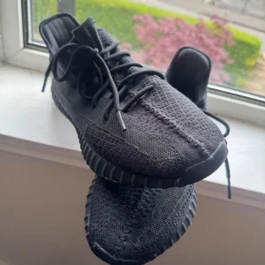 Yeezy Boost 350 V2 “Onyx” – Size UK 12 – Barely Worn