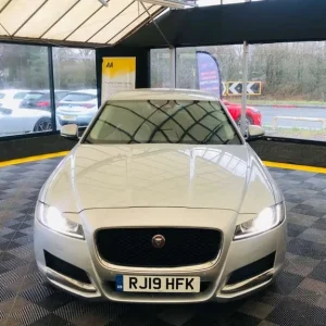 2019 Jaguar XF 2.0 Diesel Manual 4dr Prestige with 17" Alloys - Image 3
