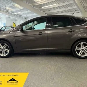 2017 Ford Focus 1.0T EcoBoost Zetec Edition Euro 6 5-door hatchback petrol manual - Image 5