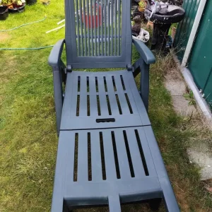 2 green plastic sun loungers with wheels, foldable, good condition - Image 2