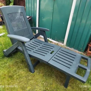2 green plastic sun loungers with wheels, foldable, good condition