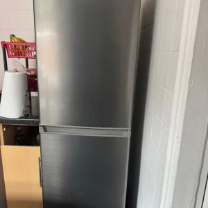 Swan SR8160S 55cm Wide 170cm High 50/50 Split Fridge Freezer -Silver Used - Image 4