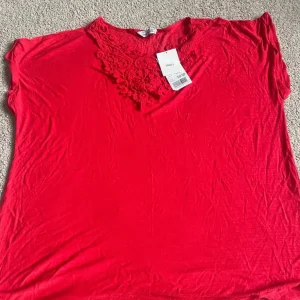 T-shirt size 20 bnwt