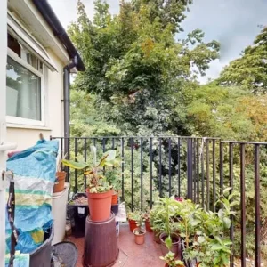 🌟 3-Bed 2-Bath Flat with Balcony - Image 2