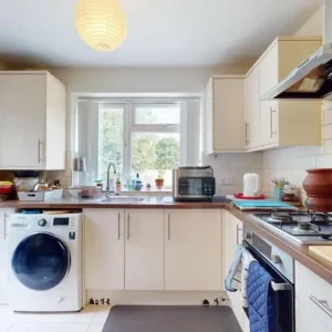 🌟 3-Bed 2-Bath Flat with Balcony - Image 4