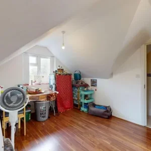 🌟 3-Bed 2-Bath Flat with Balcony - Image 5