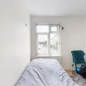 🌟 3-Bed 2-Bath Flat with Balcony - Image 8