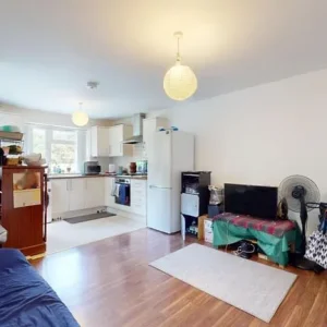 🌟 3-Bed 2-Bath Flat with Balcony