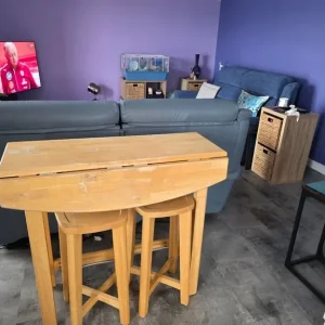 Breakfast bar and 2 wooden stools - Image 2