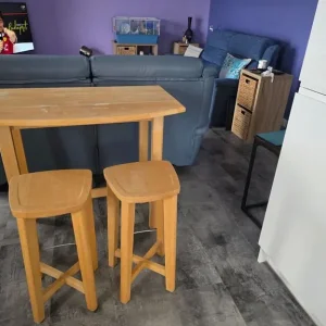 Breakfast bar and 2 wooden stools - Image 3