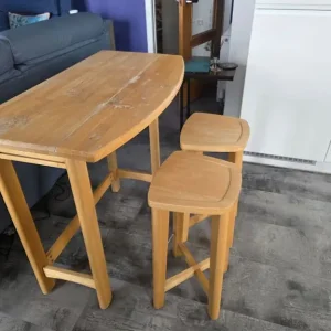 Breakfast bar and 2 wooden stools - Image 4