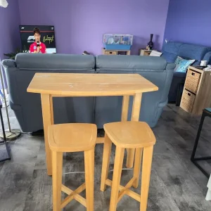 Breakfast bar and 2 wooden stools - Image 5
