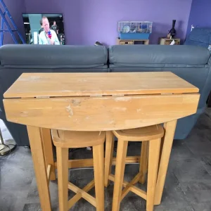 Breakfast bar and 2 wooden stools