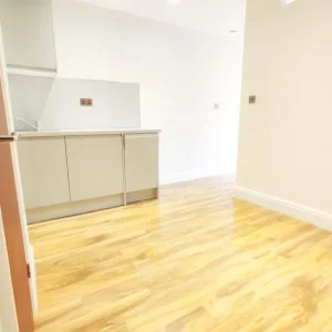 1 bed flat in Woking, Surrey - Image 3