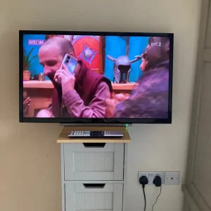 Toshiba 28" smart TV with aerial and remote - Image 2