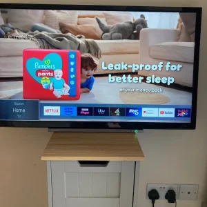 Toshiba 28" smart TV with aerial and remote - Image 3