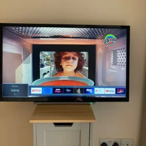 Toshiba 28" smart TV with aerial and remote - Image 4