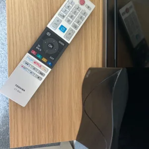 Toshiba 28" smart TV with aerial and remote - Image 5