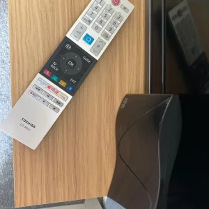 Toshiba 28" smart TV with aerial and remote - Image 6