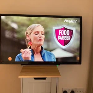 Toshiba 28" smart TV with aerial and remote - Image 7