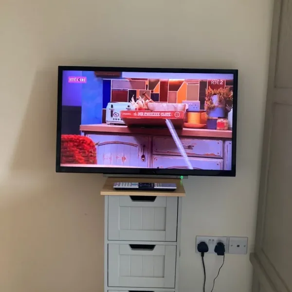Toshiba 28" smart TV with aerial and remote
