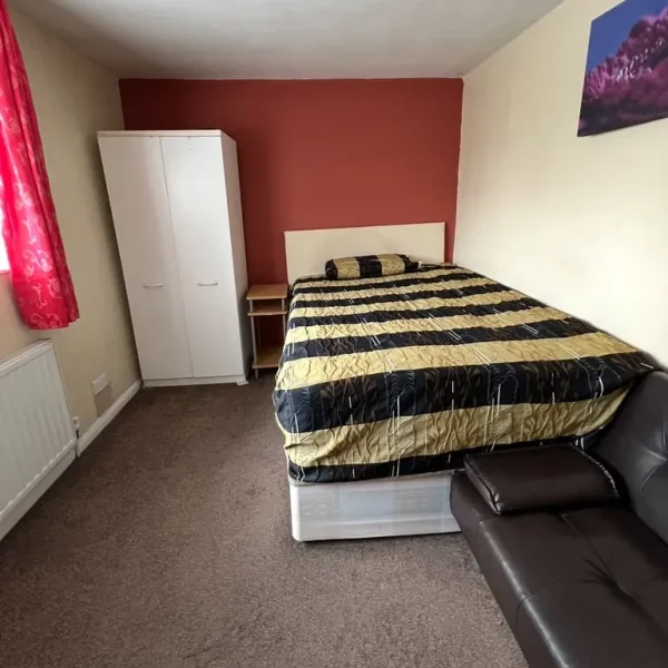 Furnished king size bedroom for single male