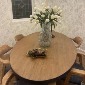 Solid oak dining table and 6 chairs - Image 2
