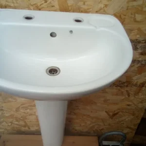 Bathroom wash basin with pedistal in good condition - Image 2