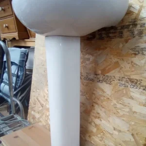 Bathroom wash basin with pedistal in good condition - Image 3