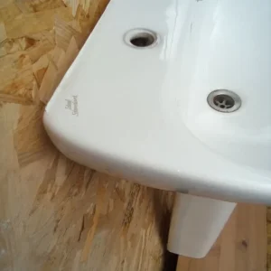 Bathroom wash basin with pedistal in good condition - Image 5
