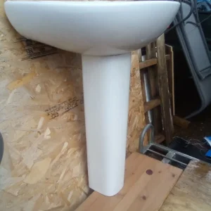 Bathroom wash basin with pedistal in good condition - Image 6